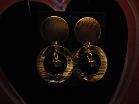 Brinco Folheado com Pedra Preta